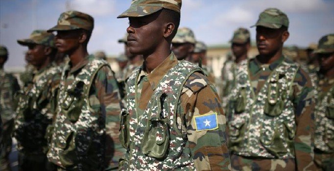 Maaşlarını alamayan Somalili askerler 3 üssü boşalttı