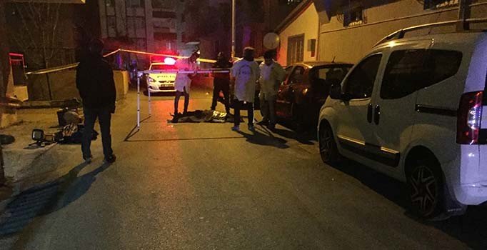Arkadaşından yardım isteyip sokak ortasında öldü