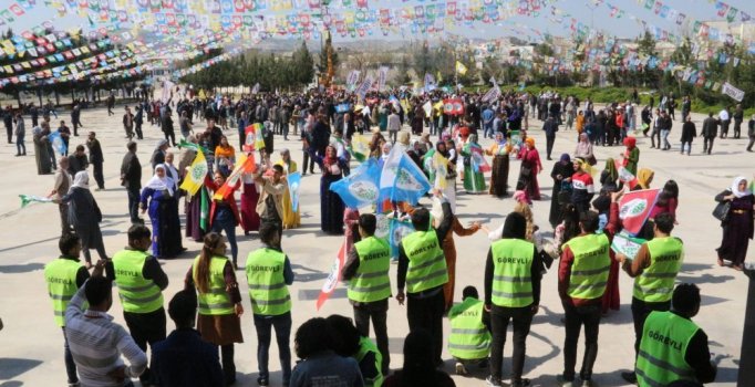 Şanlıurfa'da nevruz etkinliğinde slogan atan 15 kişiye gözaltı