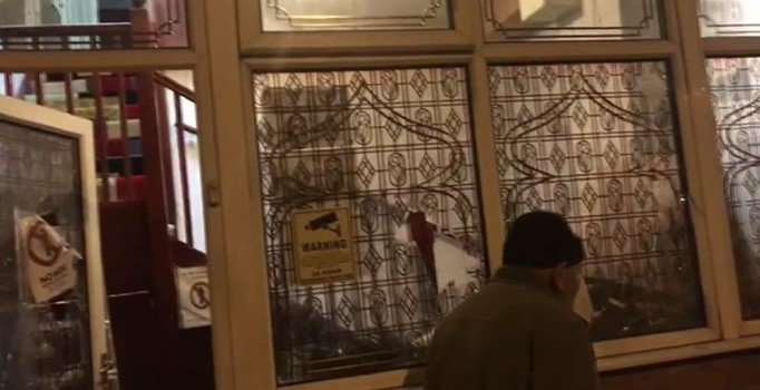 İngiltere'de 4 camiye balyozla saldırı