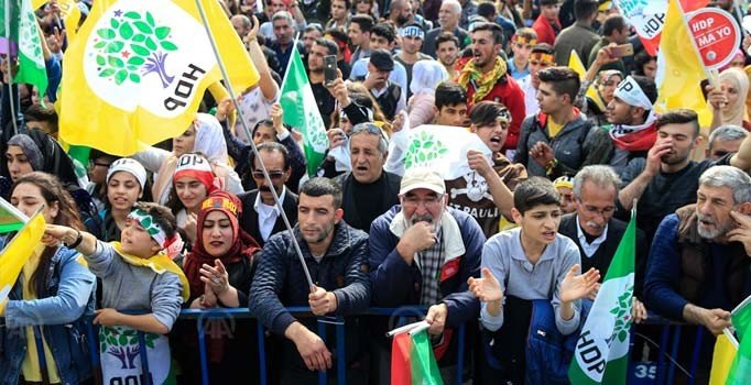 HDP'nin İzmir'deki nevruz kutlamasında PKK sloganları atıldı