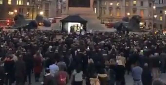 Trafalgar Meydanı'nda Müslümanlar için ezan okundu