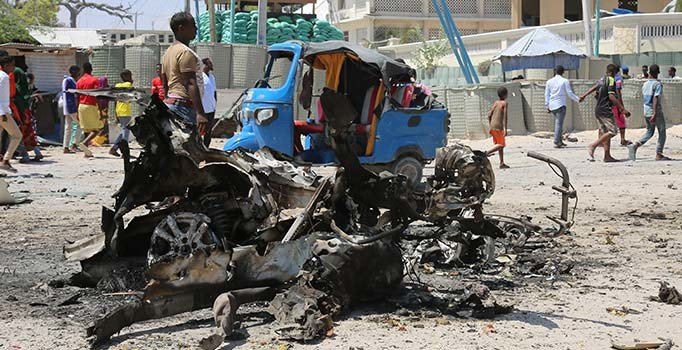 Terör örgütü Eş-Şebab Somali'de iki bakanlık binasını bastı