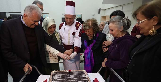 Binali Yıldırım huzurevini ziyaret etti