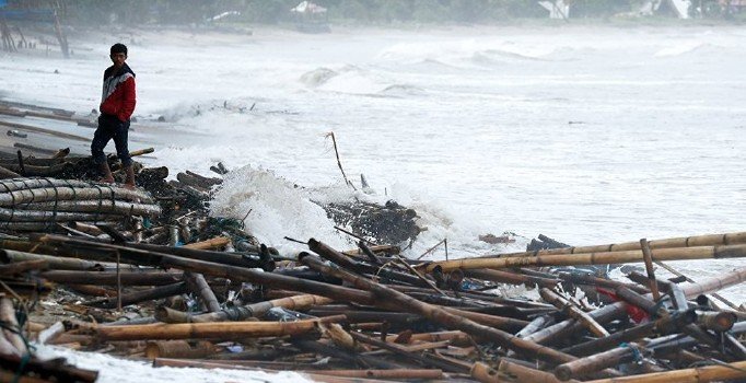Endonezya'da 5,7 büyüklüğünde deprem
