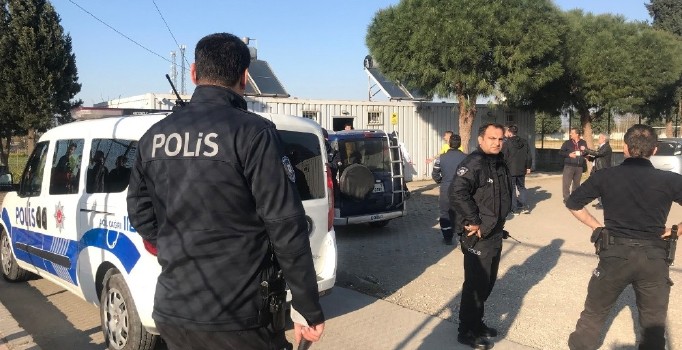 Taraftar sahaya bıçakla girdi iddiası