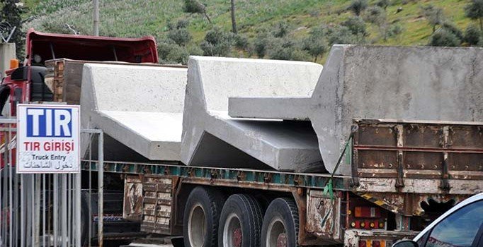 İdlib’e konteyner ve beton blok sevkiyatı