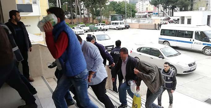 14 yaşındaki kız çocuğuna istismardan 13 kişi tutuklandı