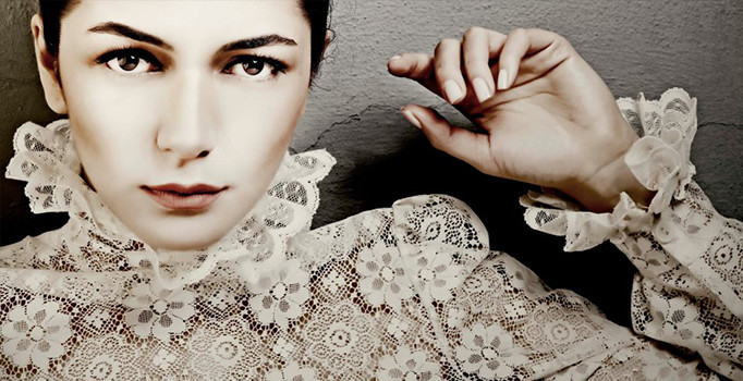 Şebnem Hassanisoughi kimdir? Beyaz Show haftanın konukları