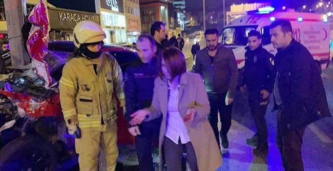 Avcılar Belediye Başkanı Handan Toprak Benli, feci kazayı görünce yaralılara müdahale etti
