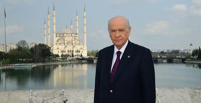 Bahçeli'den Adana'nın simgesi Taşköprü'de hatıra fotoğrafı
