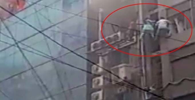 Bangladeş'te çok katlı bir binada yangın