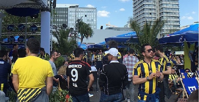 Fenerbahçe'nin Berlin'de Laboral Kutxa ile oynayacağı maç öncesi taraftarlar büyük coşku yaşıyor