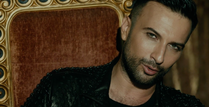 Tarkan’ı izlemek için merdivene razı oldular!