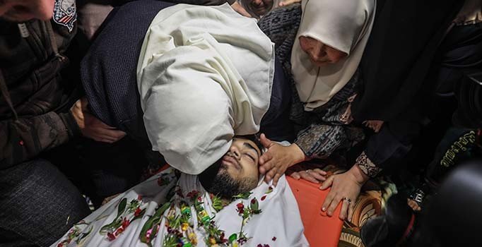 Gazze şehitlerini uğurladı