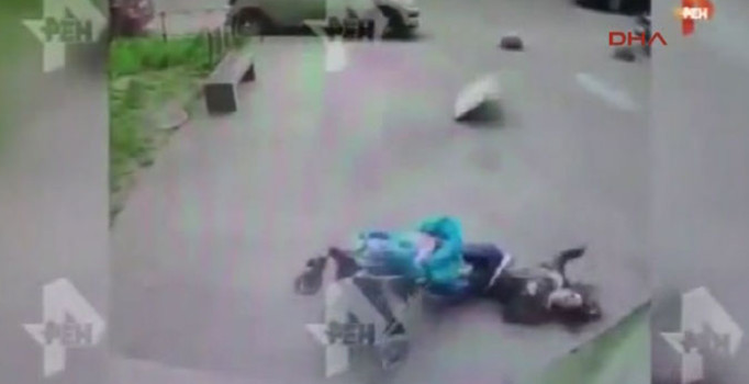 Bebeği ile gezen annenin üzerine beton blok düştü- Video