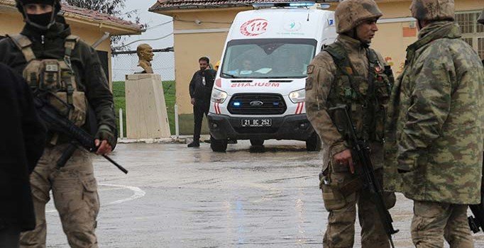 Diyarbakır'da muhtar adayları arasında bıçaklı, sopalı kavga