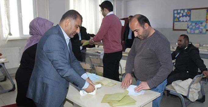 Van'da oy sayımı başladı