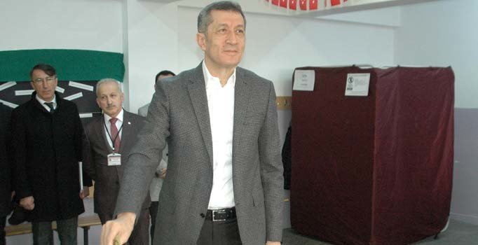 Milli Eğitim Bakanı Ziya Selçuk oyunu kullandı