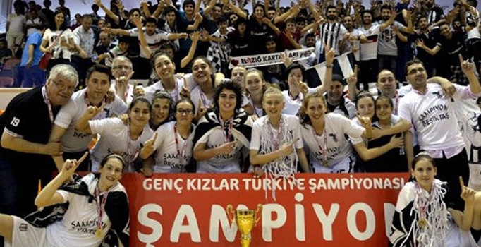 Beşiktaş'tan Fener'e tarihi fark şampiyonluk getirdi