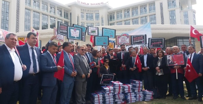 Sağlık çalışanlarından Sağlık Bakanlığı önünde eylem