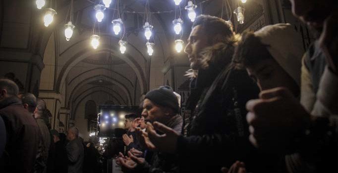 Miraç Kandili'nde vatandaşlar camiye akın etti