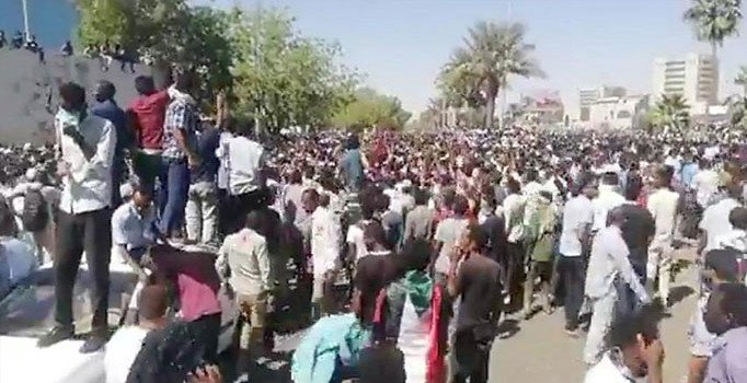 Sudan'da sokaklar karıştı, göstericiler ordunun ana karargahına girdi