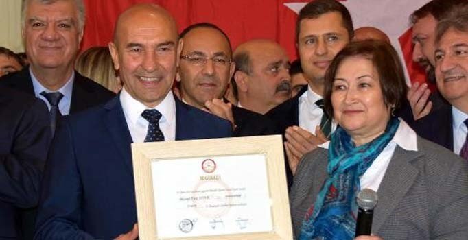 İzmir Büyükşehir Belediye Başkanı Tunç Soyer, mazbatasını aldı