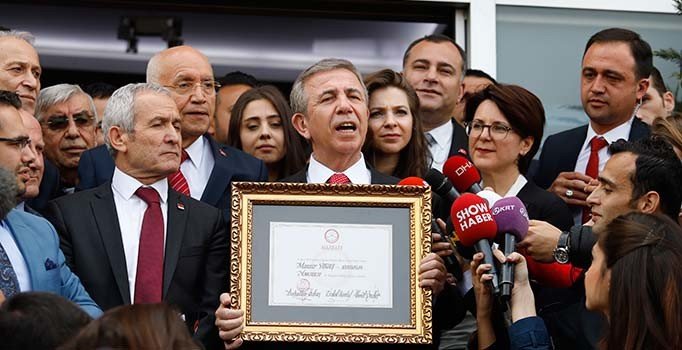 Ankara Büyükşehir Belediye Başkanı seçilen Mansur Yavaş, mazbatasını aldı