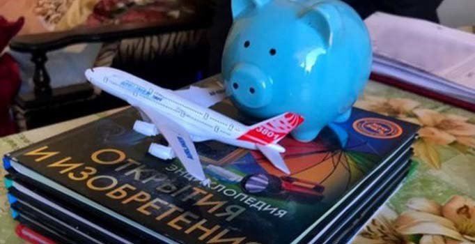 8 yaşında dünya turuna çıkan Rus çocuk, yolda dinlenirken bulundu