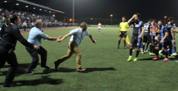 Sakarya amatör kümede teknik direktör hakeme saldırdı