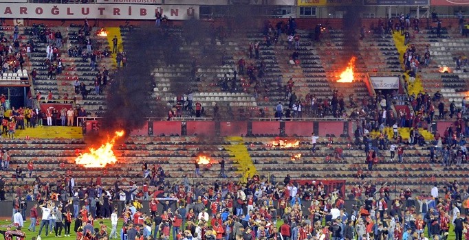 Eskişehirsporlular düştüklerini sanınca stadı ateşe verdiler