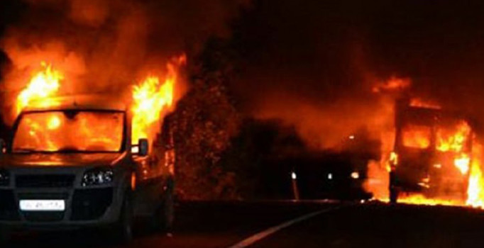 Teröristler Tunceli'de araç yaktı