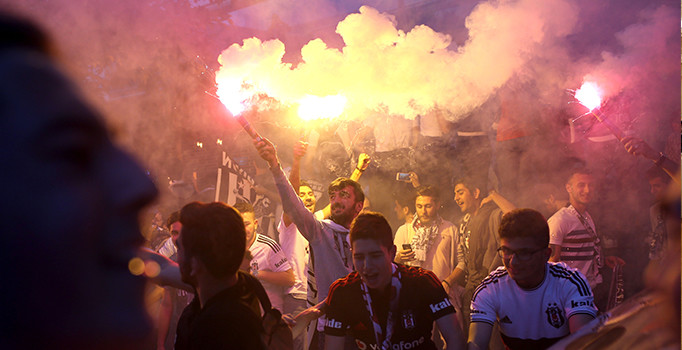 Beşiktaş taraftarı Osmanlıspor maçı öncesi kutlamalara başladı