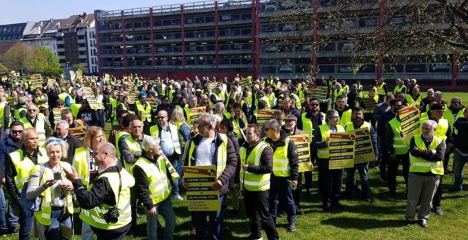 Almanya’da taksicilerden ‘Uber’ protestosu