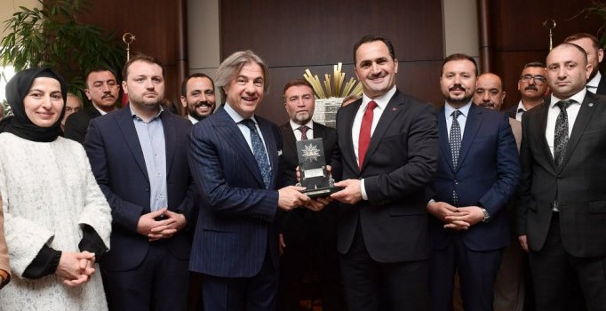 Beyoğlu Belediye Başkanı Haydar Ali Yıldız mazbatasını aldı