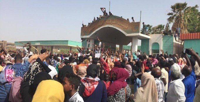 Sudan'da askeri darbe girişimi: Saray kuşatıldı, liderler gözaltında