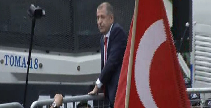 MHP'li Ümit Özdağ polis barikatının üzerine çıkarak açıklama yaptı