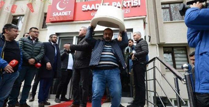 Saadet Partisi Genel Merkezi tahliye ediliyor, eşyalar kamyona yüklendi