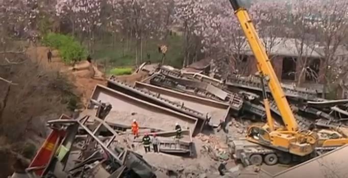 Çin'de yük treni raydan çıktı: 4 ölü