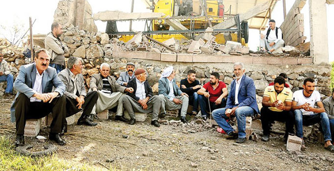 Tanışık köy sakinleri, kamyonun köye neden geldiğini de bilmediklerini belirtiyor