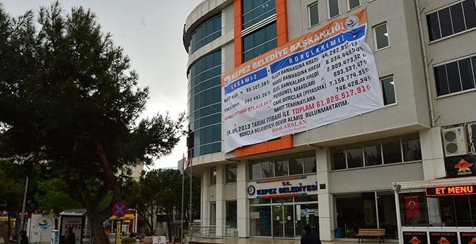 Çanakkale'de devraldığı belediyenin borçlarını binaya astırdı