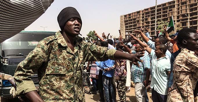 Sudan'da askeri geçiş konseyi üyelerinin açıklanması ertelendi