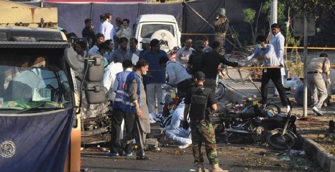 Pakistan'da pazar yerine bombalı saldırı