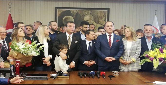 Ekrem İmamoğlu, Beylikdüzü’nde görevi devretti: Hakkınızı helal edin