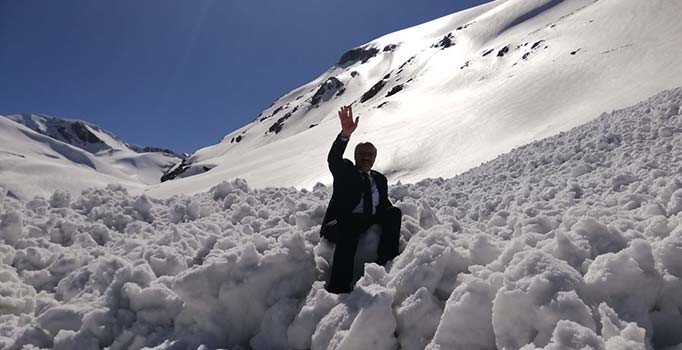 Van-Bahçesaray kara yoluna çığ düştü