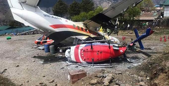 Nepal'de yolcu uçağı pistteki helikoptere çarptı: 3 ölü