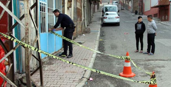 Sigara vermedi diye 3 kişi saldırdı