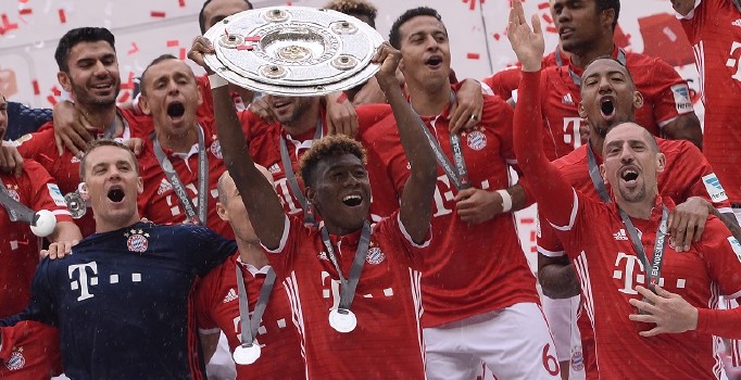 Bayern Münihli oyuncular, şampiyonluğu soyunma odasında doyasıya kutladı