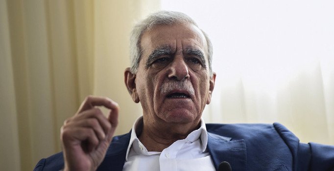 Mardin Büyükşehir Belediye Başkanı Ahmet Türk mazbatasını aldı